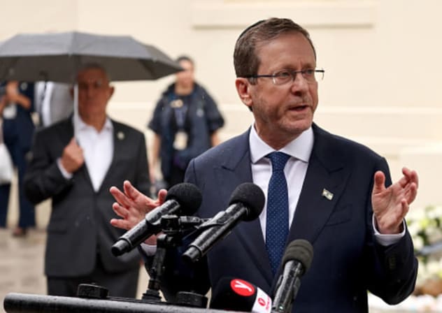 El presidente israelí, Isaac Herzog, habla tras depositar una corona de flores en memoria de las víctimas del tiroteo del 14 de diciembre de 2025 en el Bondi Pavilion, en Sídney, el 9 de febrero de 2026. 