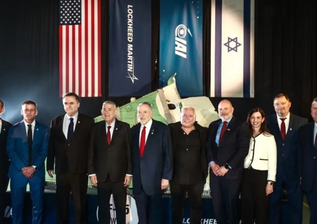 El vicepresidente y director de la División de Aviación de IAI, Yaakov Berkowitz; el director ejecutivo de IAI, Boaz Levy; el embajador de Estados Unidos en Israel; el ministro de Defensa israelí, Israel Katz; el vicepresidente de Operaciones de Lockheed Martin, Nick Drzyk, y otros.