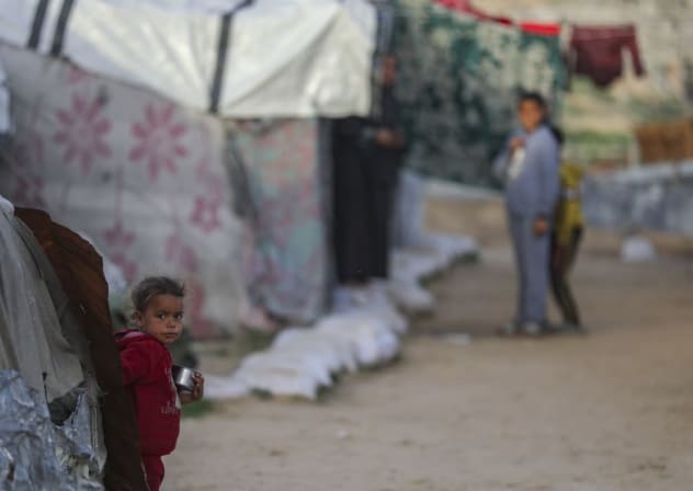 Palestinos desplazados junto a sus tiendas de campaña en la zona de Bureij, en el centro de la Franja de Gaza, el 8 de febrero de 2026. 