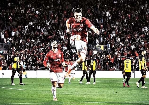 HAPOEL BEERSHEBA’S Igor Zlatanovic (front) celebrates after scoring the Reds’ first goal in their 2-1 victory over Beitar Jerusalem this week at Turner Stadium.