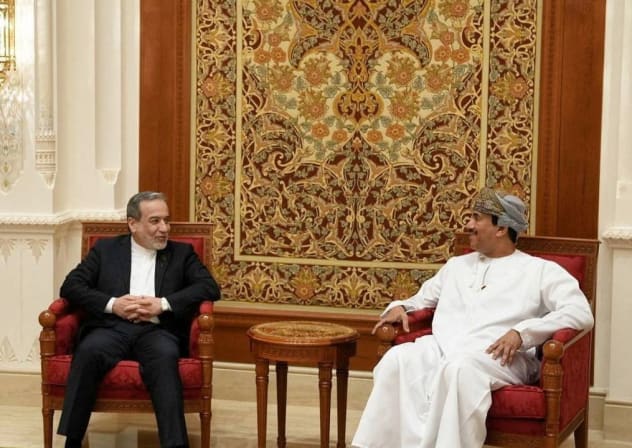 El ministro de Asuntos Exteriores de Irán, Abbas Araqchi, es recibido por un funcionario omaní a su llegada a Mascate, Omán, en esta imagen obtenida el 6 de febrero de 2026.
