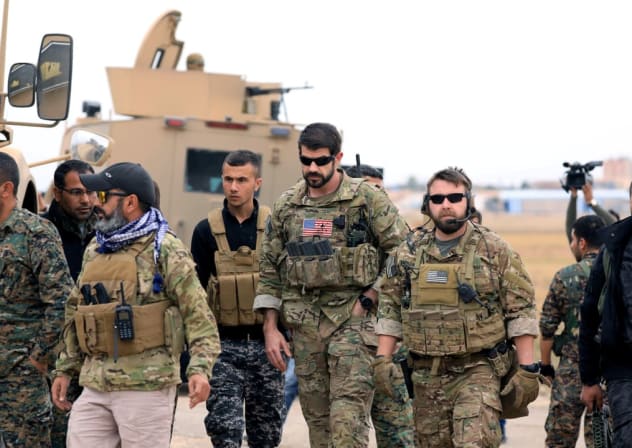 Las Fuerzas Democráticas Sirias y las tropas estadounidenses durante una patrulla cerca de la frontera turca en Hasakah, Siria, el 4 de noviembre de 2018.