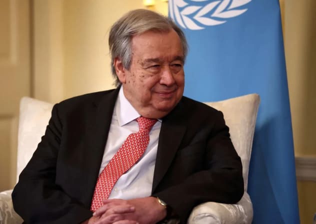 El secretario general de las Naciones Unidas, Antonio Guterres, sonríe mientras habla con el primer ministro británico, Keir Starmer, en el número 10 de Downing Street, en el centro de Londres, Reino Unido, el 16 de enero de 2026. 