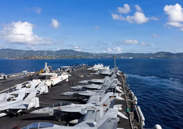 El portaaviones más grande del mundo, el portaaviones de propulsión nuclear de la Armada de los Estados Unidos de la clase Ford USS Gerald R. Ford (CVN 78), llega a St. Thomas, Islas Vírgenes de los Estados Unidos, el 1 de diciembre de 2025. 