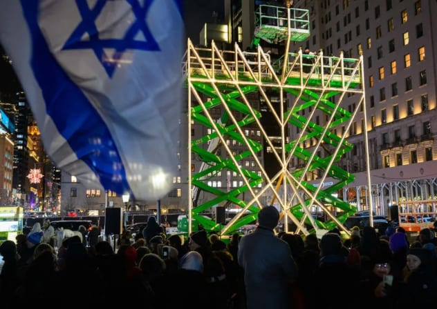 Una multitud observa el encendido de la menorá de Hanukkah más grande del mundo cerca de Grand Army Plaza, en la ciudad de Nueva York. 