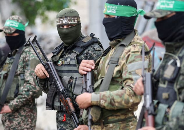 Miembros de Hamás asisten al funeral de Marwan Issa, alto mando militar adjunto de Hamás que murió en un ataque aéreo israelí durante el conflicto entre Israel y Hamás, en la Franja de Gaza central, el 7 de febrero de 2025. 