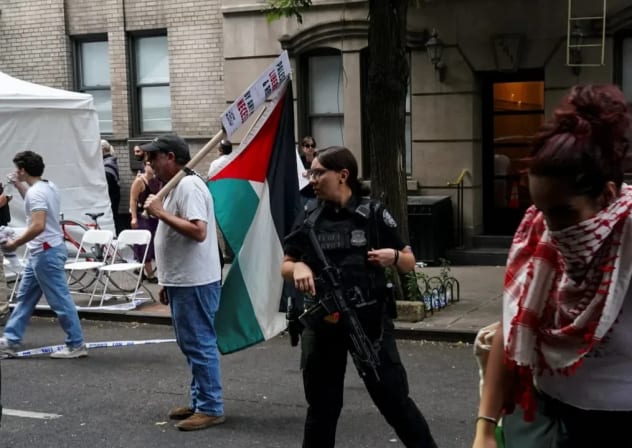 Un miembro armado del Servicio Secreto de los Estados Unidos observa cómo manifestantes pro palestinos participan en la «Marcha Nacional en Nueva York por Gaza», organizada por la organización comunitaria liderada por palestinos Within Our Lifetime (WOL), el 23 de septiembre de 2025.