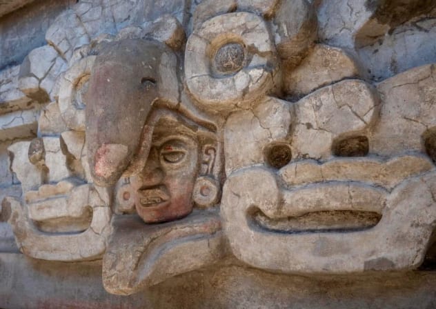 Talla de búho sobre la entrada de una tumba zapoteca del año 600 d. C. en el valle de Oaxaca, México, 14 de febrero de 2026.