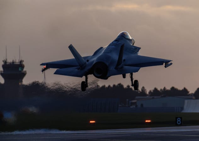  A 5th-generation F-35 lands at RAF Lakenheath, in Mildenhall, England, January 7, 2026