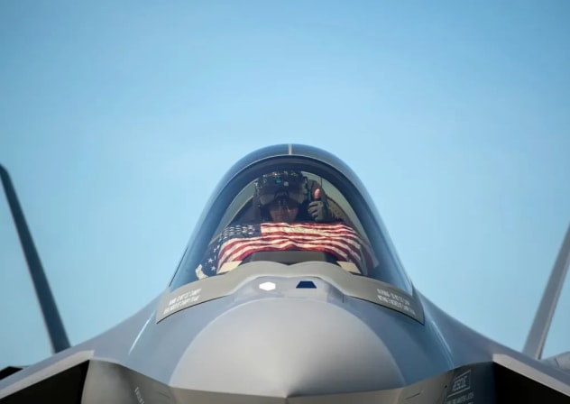 Un piloto de F-35 se prepara para despegar de la Base de la Guardia Aérea Nacional de Vermont con la bandera de los Estados Unidos, en South Burlington, Vermont, EE. UU., el 22 de mayo de 2020. 