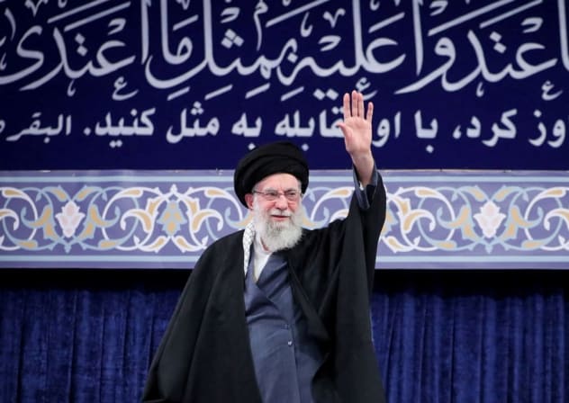 El líder supremo de Irán, el ayatolá Alí Jamenei, saluda durante una reunión en Teherán, Irán, el 17 de febrero de 2026.
