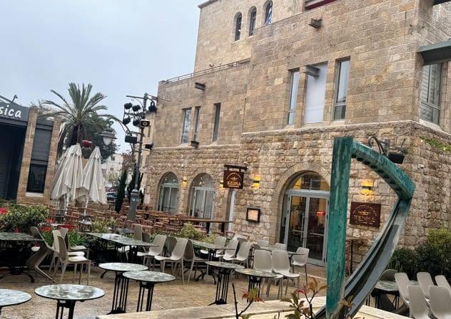 Kikar Hamusica: View of Jerusalem’s Music Square with its various restau rants and outdoor music performance spaces.