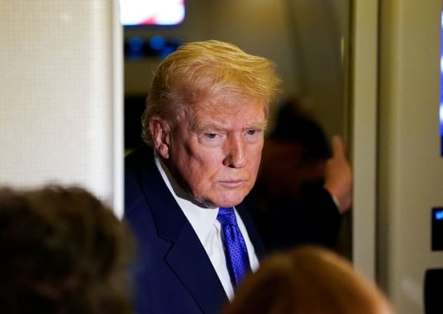 El presidente de los Estados Unidos, Donald Trump, habla con los periodistas a bordo del Air Force One, durante su viaje desde West Palm Beach, Florida, a la Base Conjunta Andrews, Maryland, EE. UU., el 16 de febrero de 2026. 