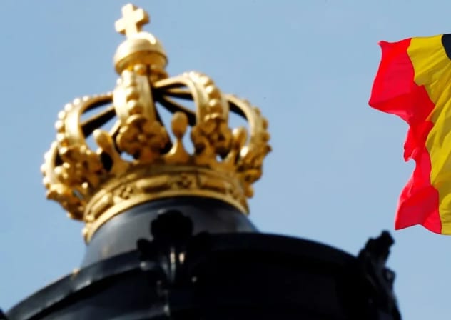Una bandera nacional belga ondea sobre el Palacio Real.