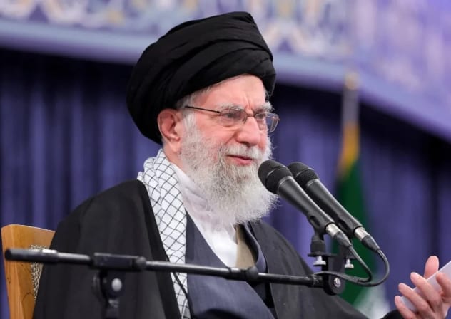 El líder supremo de Irán, el ayatolá Alí Jamenei, habla durante una reunión en Teherán, Irán, el 17 de febrero de 2026.