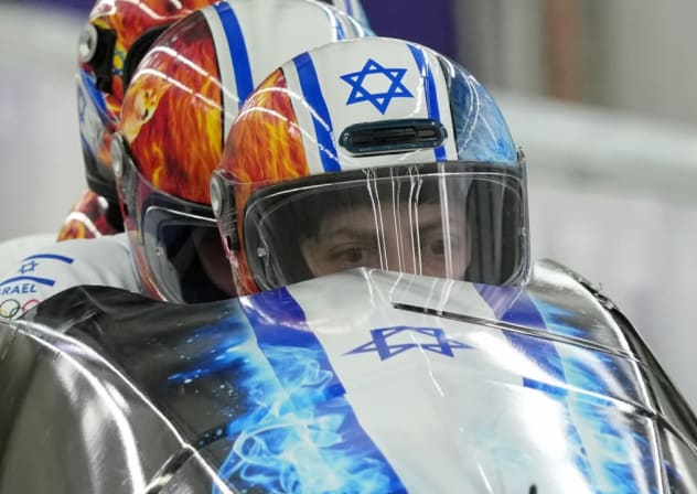 Adam Edelman, Menachem Chen, Uri Zisman y Omer Katz, de Israel, durante la prueba de bobsleigh a cuatro en los Juegos Olímpicos de Invierno de Milán-Cortina 2026, en el Centro de Deslizamiento de Cortina. 