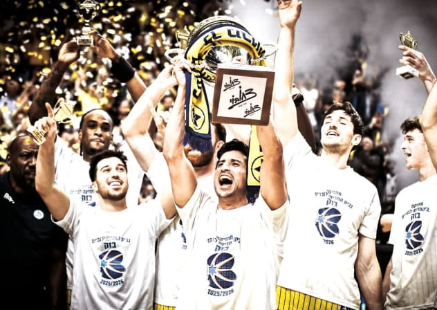 Maccabi Tel Aviv players celebrate after beating Bnei Herzliya 109-90 in the State Cup final at Yad Eliyahu.
