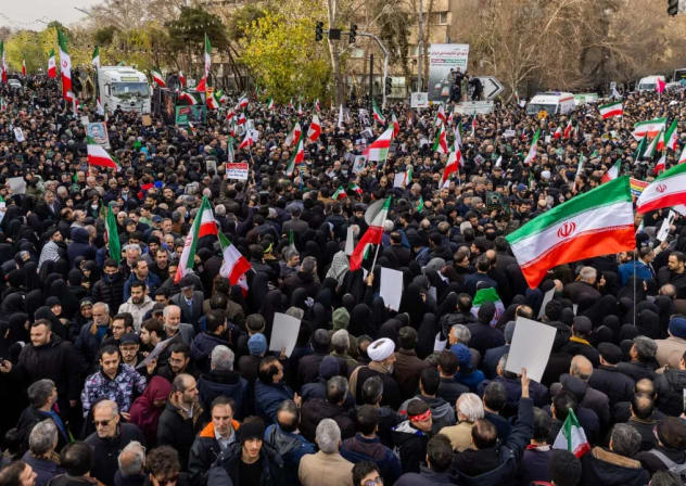 Una multitud se reúne para asistir al funeral colectivo de los manifestantes muertos por la violenta represión del régimen iraní contra los opositores al régimen, en Teherán, el 14 de enero de 2026; ilustrativo.