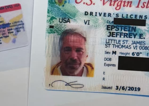 Un documento parcialmente censurado que se incluyó en la publicación de los archivos de Jeffrey Epstein por parte del Departamento de Justicia de EE. UU., fotografiado el miércoles 4 de febrero de 2026, muestra un permiso de conducir de las Islas Vírgenes de EE. UU.