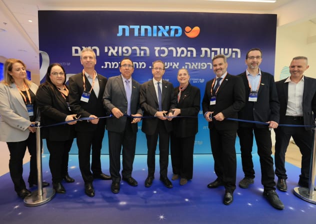 Cutting the ribbon at the new Ra'am Center.