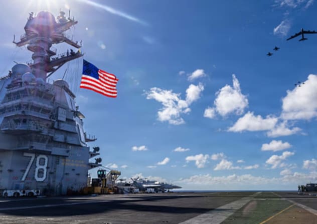 En este folleto proporcionado por la Marina de los Estados Unidos, el USS Gerald R. Ford (CVN 78), los F/A-18E/F Super Hornets asignados a los escuadrones de cazas de combate 31, 37, 87 y 213 del Carrier Air Wing Eight embarcado, y un B-52 Stratofortress de la Fuerza Aérea de los Estados Unidos