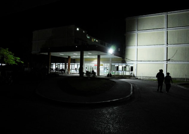 People approach the entrance of the Provincial Clinical–Surgical Hospital "Arnaldo Milian Castro," where, according to local information, injured people were being treated after an armed incident involving a Florida-registered speedboat and a Cuban patrol, at a time of heightened tensions with US