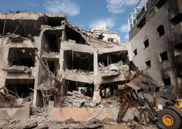 Edificio destruido en el centro de Israel tras los ataques con misiles iraníes del 28 de febrero de 2026