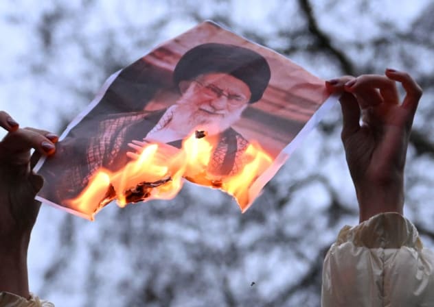 Un manifestante sostiene una foto en llamas del líder supremo de Irán, el ayatolá Alí Jamenei, en Londres, Reino Unido, el 11 de enero de 2026. 