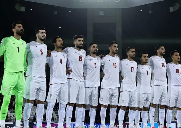 Los jugadores de Irán se alinean antes del partido clasificatorio para la Copa Mundial de la FIFA 2026 entre Catar e Irán en el estadio Jassim Bin Hamad el 5 de junio de 2025 en Doha, Catar. 