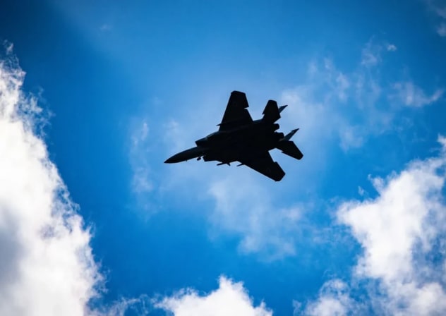 Un avión de combate de la Fuerza Aérea Israelí sobrevuela el centro de Israel, 28 de febrero de 2026. 