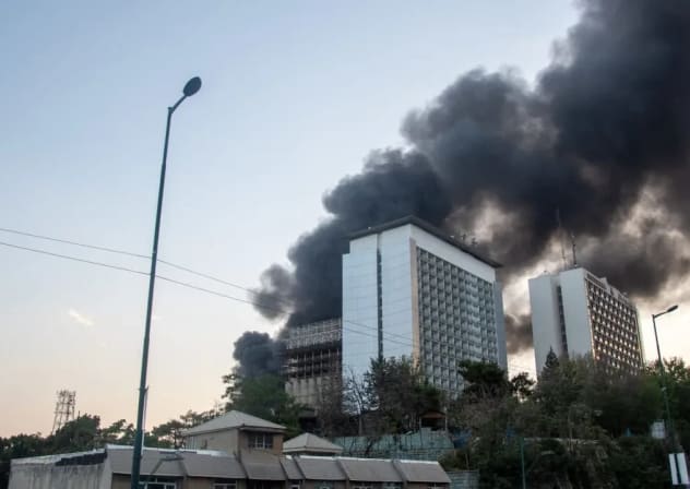 El humo se eleva desde los escombros de un edificio de los medios de comunicación estatales iraníes en Teherán tras un ataque aéreo israelí el 16 de junio de 2025. El ataque, que Israel confirmó que tenía como objetivo «infraestructuras de propaganda vinculadas al terrorismo»