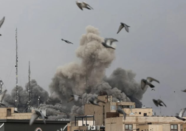 Las aves vuelan mientras el humo se eleva tras una explosión, después de que Israel y Estados Unidos lanzaran ataques contra Irán, en medio del conflicto entre Estados Unidos e Israel con Irán, en Teherán, Irán, el 2 de marzo de 2026. 