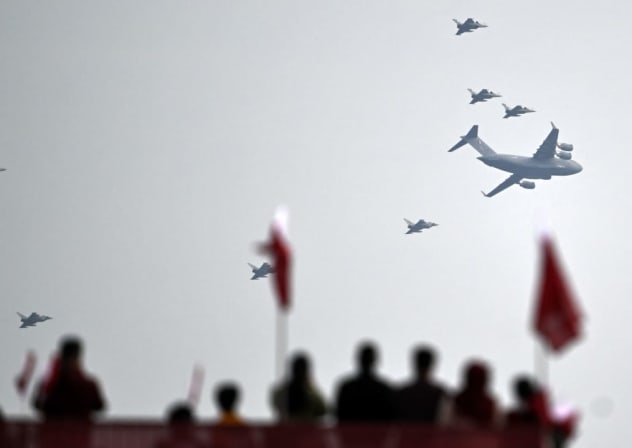 La Fuerza Aérea de Catar participa en un desfile aéreo durante las celebraciones del Día Nacional de Catar, en Doha, el 18 de diciembre de 2025. 