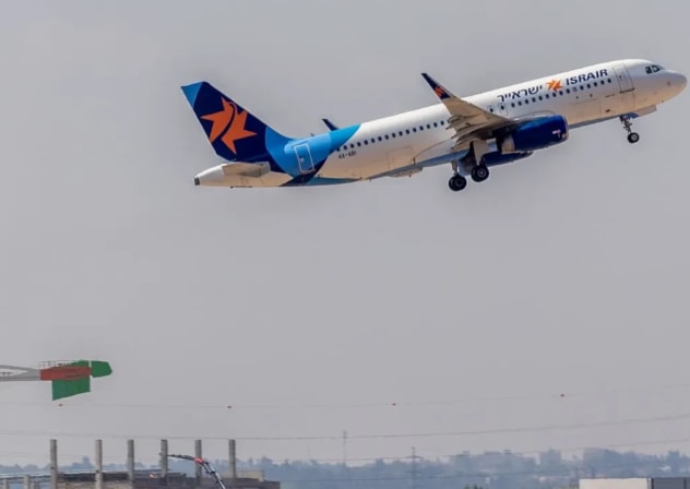 Un vuelo de Israir despega del Aeropuerto Internacional Ben Gurión, a las afueras de Tel Aviv, el 25 de agosto de 2024. 