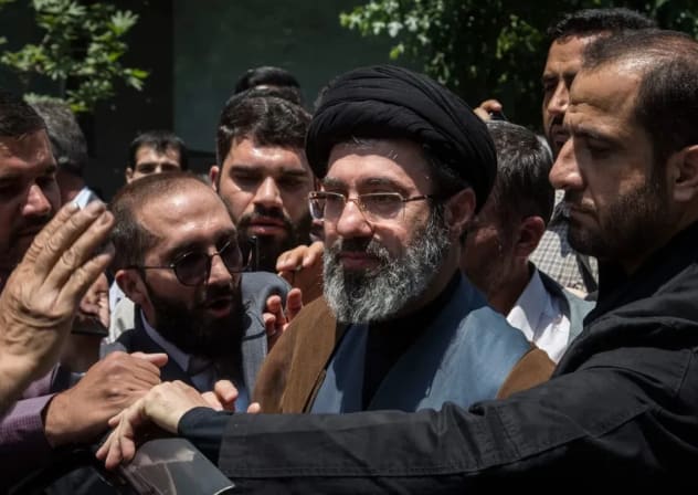 Mojtaba Khamenei (C), hijo del líder supremo iraní, el ayatolá Alí Jamenei, participa en la manifestación anual del Día de Quds en Teherán, Irán, el 31 de mayo de 2019. 