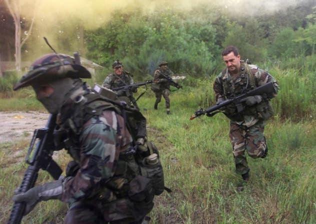 US SPECIAL Forces practice tactical training at the Langley Air Force Base 09 September 2000.