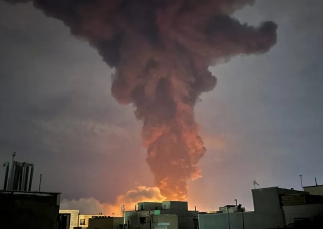 El humo se eleva tras una explosión, en medio del conflicto entre Estados Unidos e Israel con Irán, en Teherán, Irán, el 7 de marzo de 2026.
