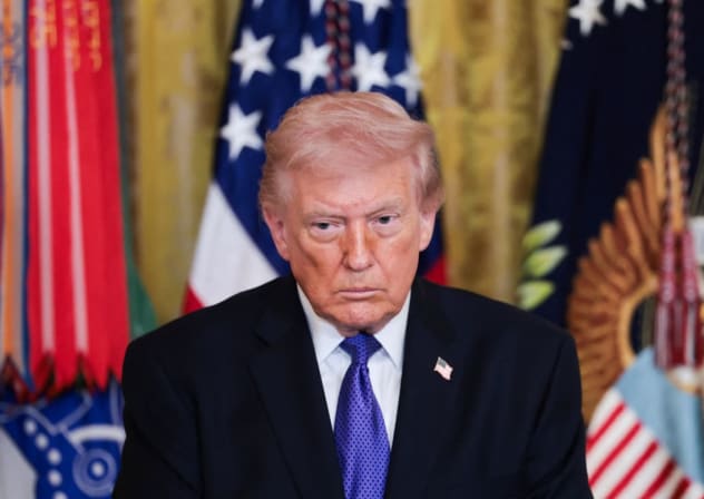 El presidente de los Estados Unidos, Donald Trump, asiste a una ceremonia de entrega de la Medalla de Honor en la Casa Blanca, en Washington D. C., Estados Unidos, el 2 de marzo de 2026. 