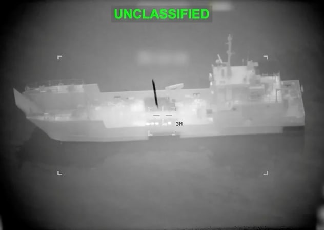 Un proyectil se aproxima a lo que, según el Mando Central de Estados Unidos (CENTCOM), es un buque de guerra iraní, durante unos ataques que incluyeron ataques contra buques minadores, en una zona situada cerca del estrecho de Ormuz, en el marco del conflicto entre Estados Unidos e Israel con Irán