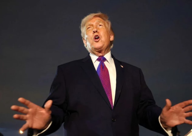 El presidente de Estados Unidos, Donald Trump, habla con los medios de comunicación a su llegada a la Base Conjunta Andrews, en Maryland (EE. UU.), el 11 de marzo de 2026. 