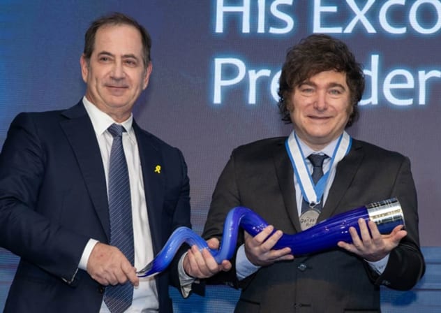 Stan Polovets, cofundador y presidente de la Fundación del Premio Génesis, entrega el Premio Génesis al galardonado de 2025, el presidente de Argentina, Javier Milei 