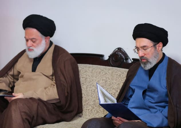 Mojtaba Jamenei, el segundo hijo del líder supremo de Irán, el ayatolá Alí Jamenei, visita la sede de Hezbolá en Teherán, Irán, el 1 de octubre de 2024.