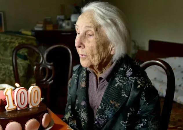 Una anciana celebra su centenario