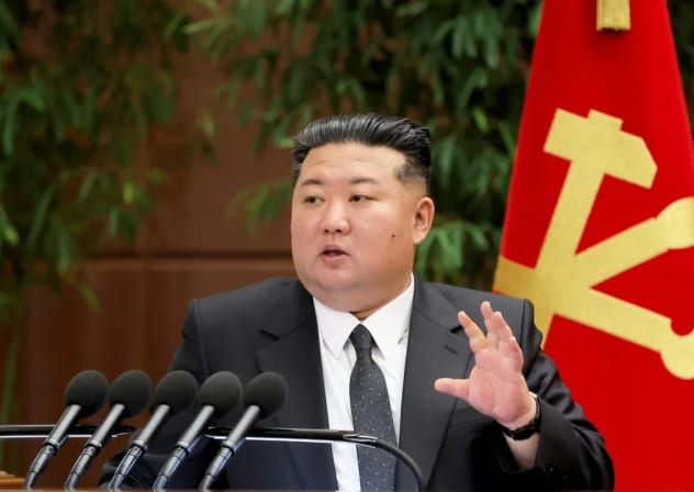 El líder norcoreano Kim Jong Un preside la 13.ª sesión plenaria del VIII Comité Central del Partido de los Trabajadores de Corea, en el poder, en Pyongyang, Corea del Norte, en esta imagen difundida por la agencia oficial de noticias norcoreana KCNA, el 12 de diciembre de 2025. 