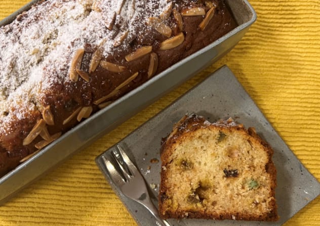 Sponge Cake with Fruits.
