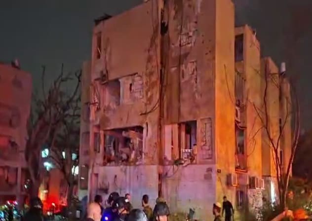 Los equipos de primera intervención actúan en el lugar donde un misil ha impactado directamente en un edificio de Arad, en el sur de Israel, el 21 de marzo de 2026