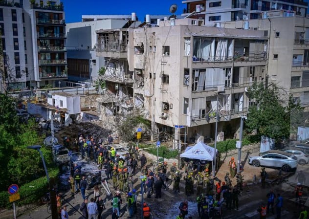  Israeli security and rescue forces at the scene where a missile fired from Iran toward Israel caused damage in Tel Aviv, March 24, 2026.