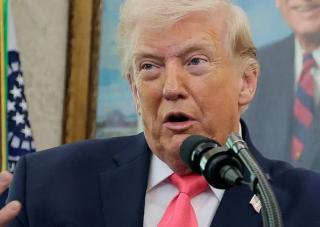 El presidente de Estados Unidos, Donald Trump, pronuncia unas palabras durante la ceremonia de toma de posesión de Markwayne Mullin como secretario del Departamento de Seguridad Nacional (DHS), celebrada en la Casa Blanca, en Washington D. C. (EE. UU.), el 24 de marzo de 2026. 