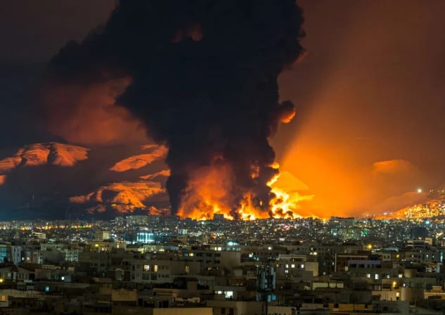 El humo y las llamas se elevan en el lugar donde se produjeron los ataques aéreos contra un depósito de petróleo en Teherán el 7 de marzo de 2026.