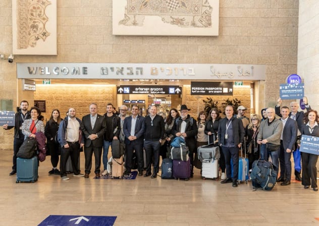 Group picture of the new Olim that arrived in Israel.
